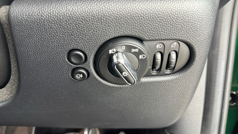 MINI Hatchback 1.5 Cooper Classic 3dr Auto [Comfort/Nav Pack] Petrol Hatchback